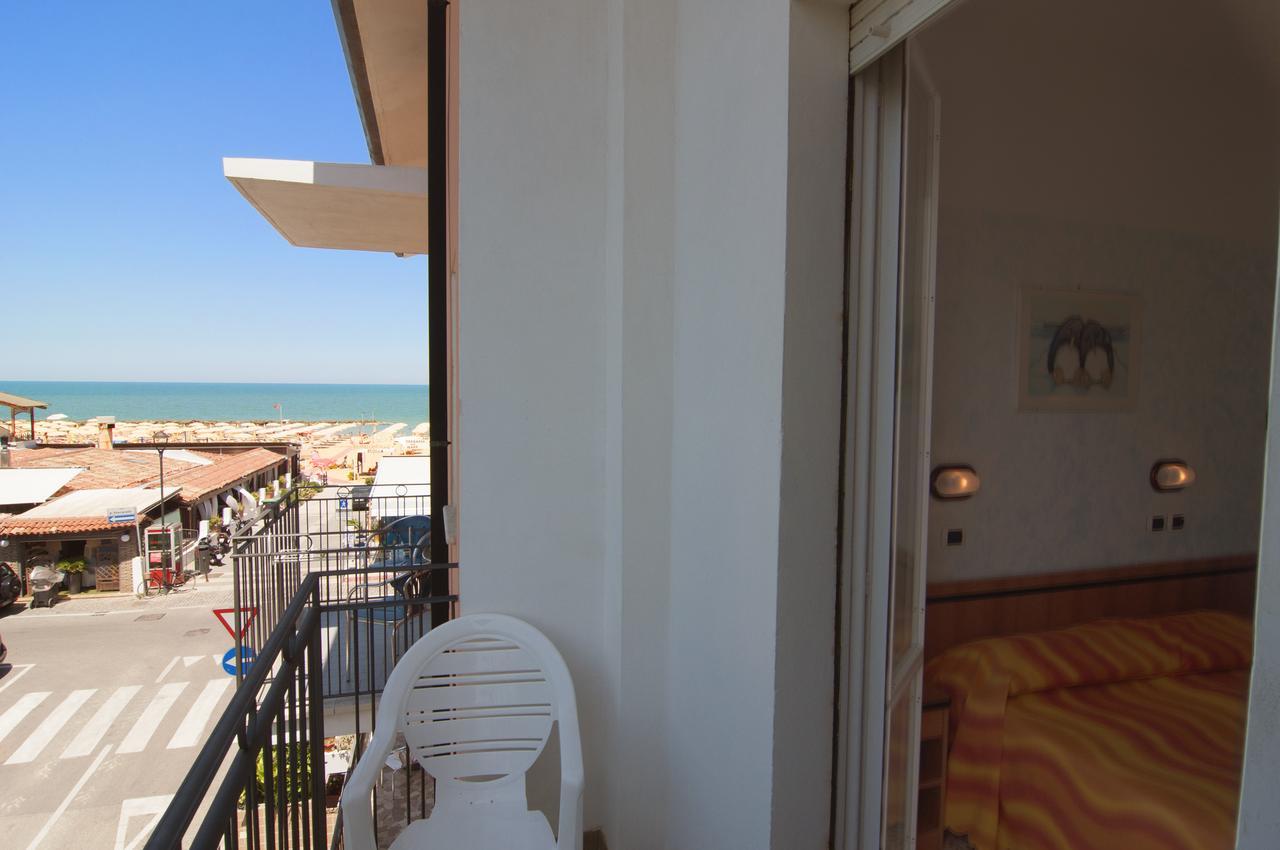 Hotel Greta B&B Rimini Exterior foto